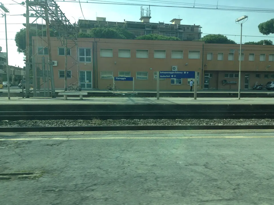 Linea tirrenica, tre weekend di stop ai treni tra Pisa e Versilia