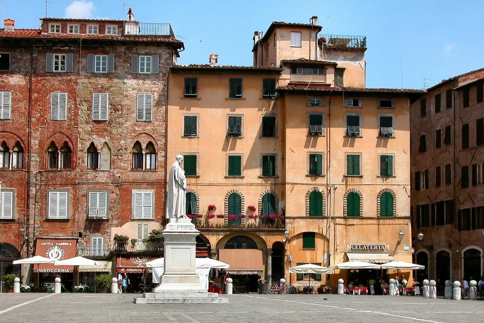 Lucca, la Questura celebra San Michele: premiati gli agenti in pensione