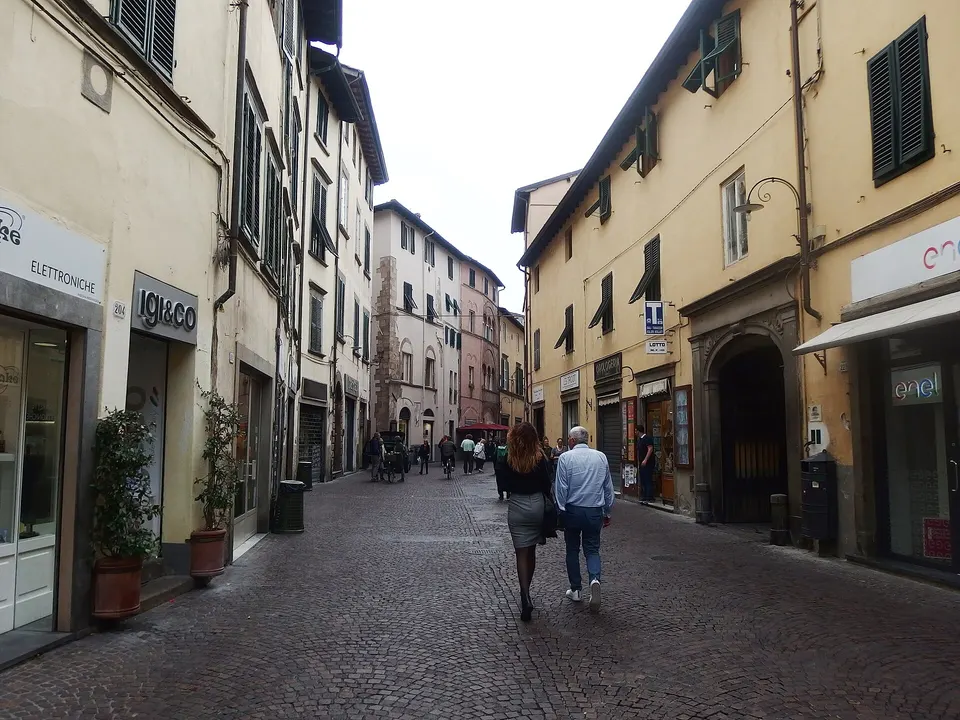Lucca, nuove indicazioni per il trasferimento di attività alimentari in centro storico
