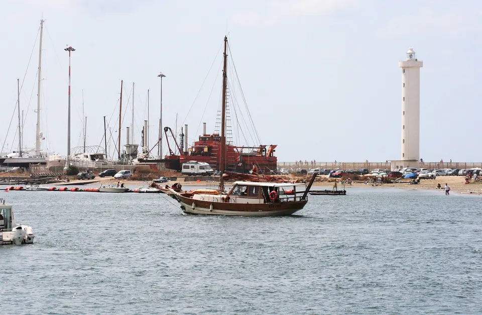 Viareggio, si getta in mare al Faro del Muraglione: salvato dai carabinieri