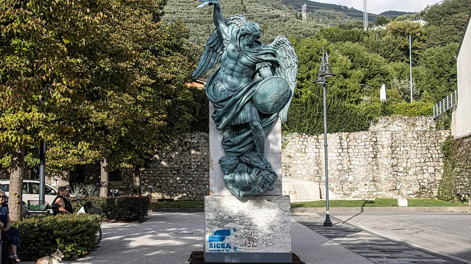 Pietrasanta, studenti dello Stagi in piazza: "Vogliamo risposte sui lavori"