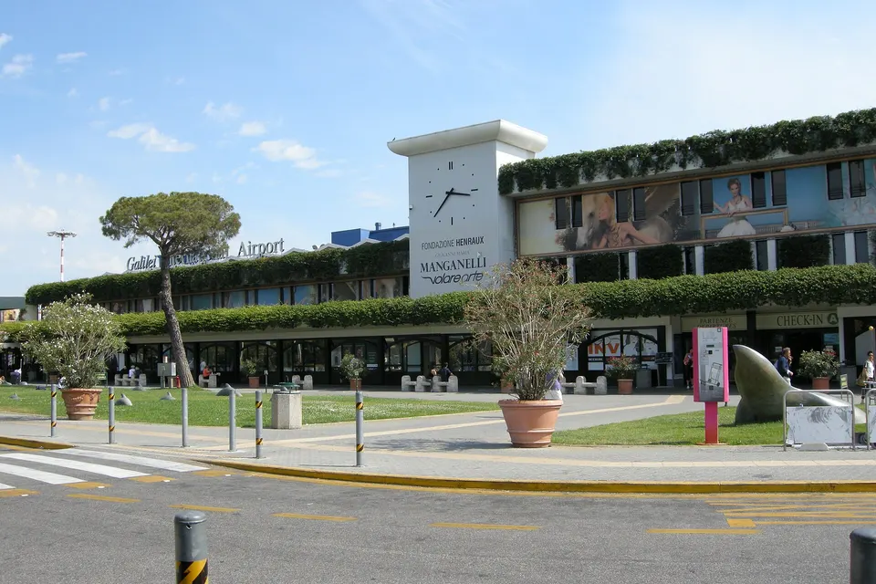Passaporto bulgaro falso all'aeroporto di Pisa: albanese scoperto e rimpatriato