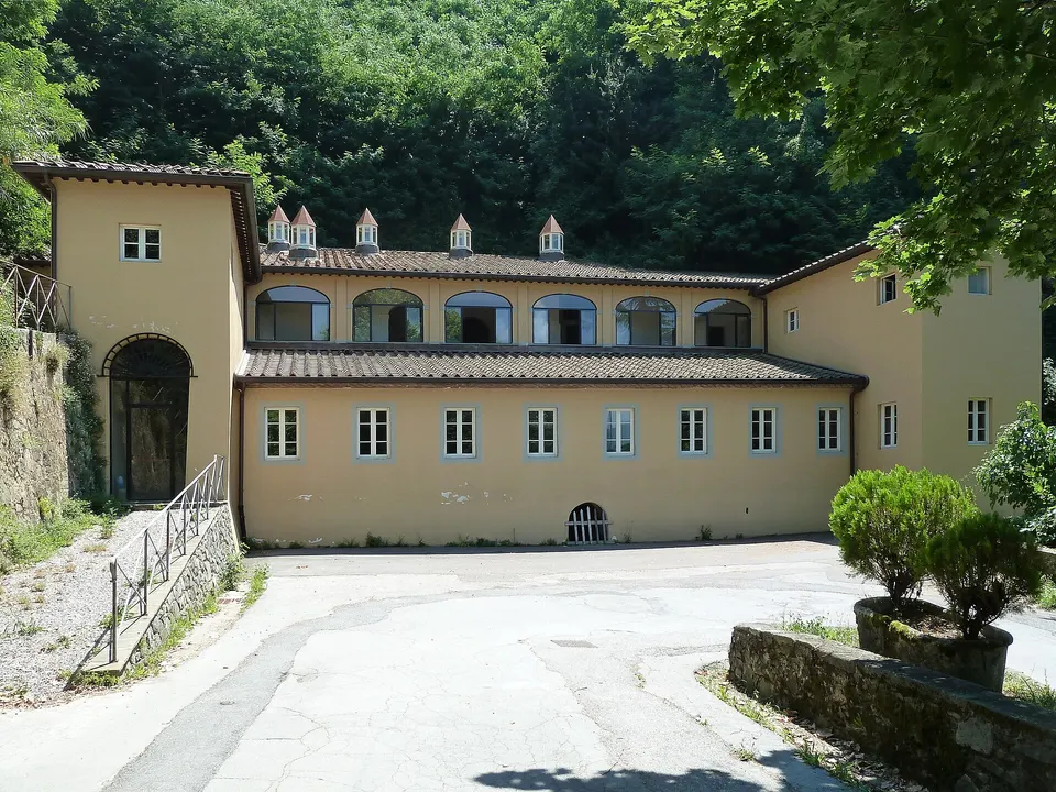 Terme di Bagni di Lucca: piscine, grotte e acque calde, come funzionano