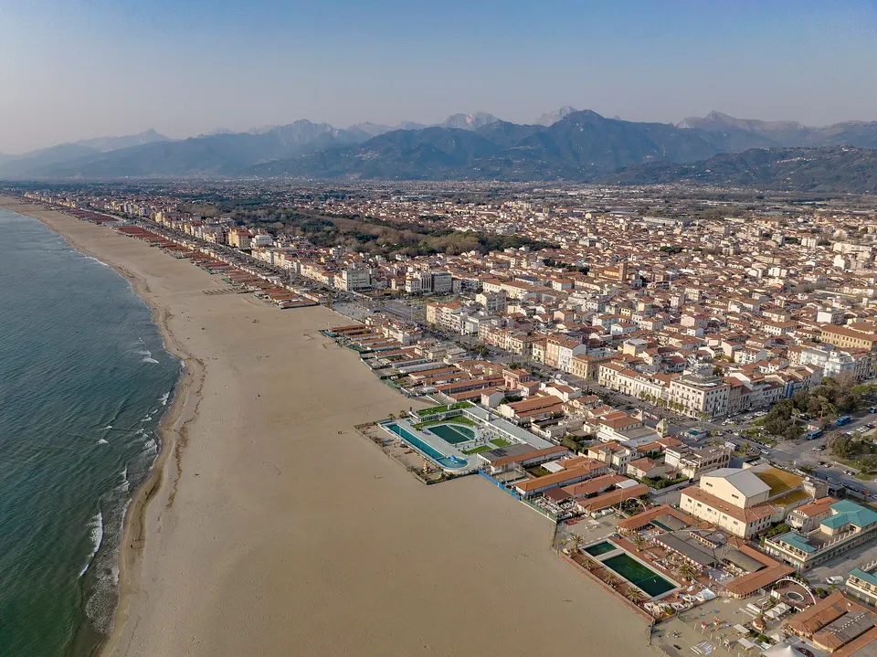 Viareggio, la sindaca Grilli replica a un commento sessista sui social