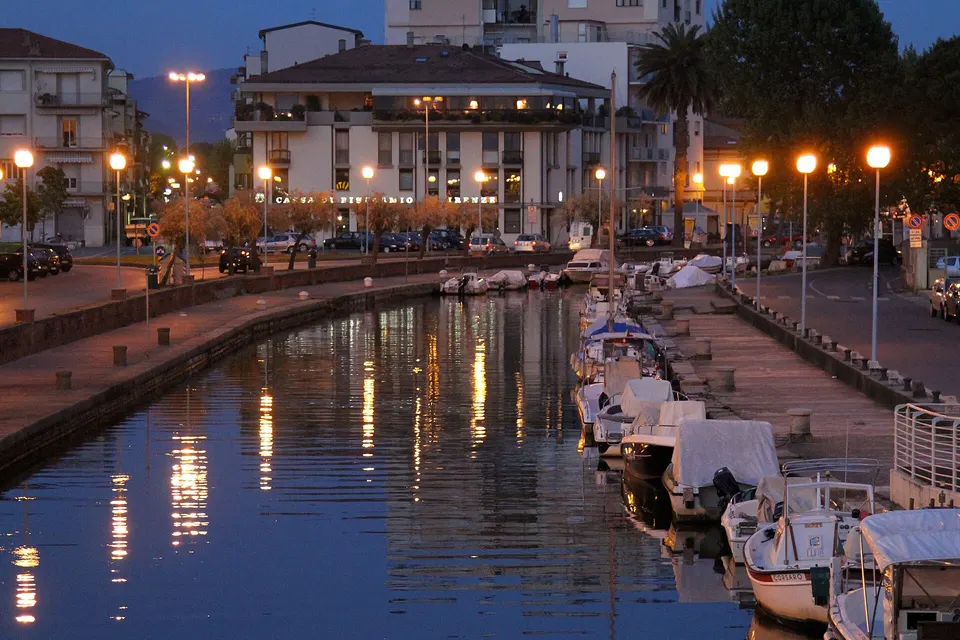 Viareggio, la festa per i 23 anni di Emma Genovali tra giochi e solidarietà