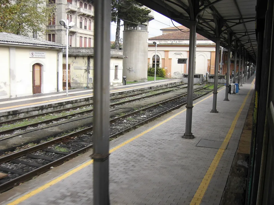Lucca, alla stazione arriva uno steward per il servizio taxi