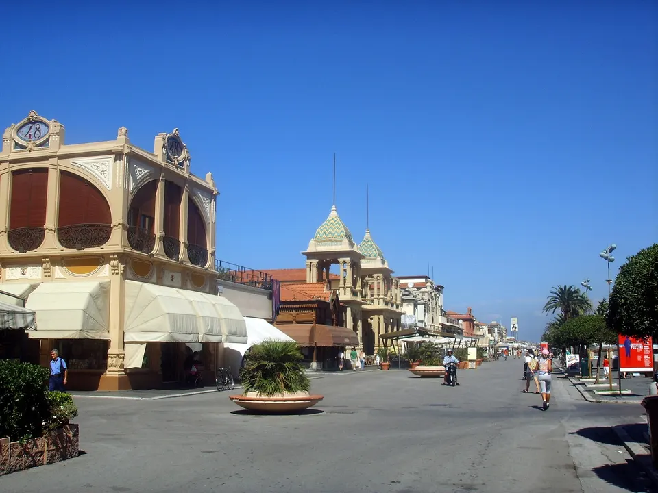 Viareggio, due rapine in centro nella notte: feriti due uomini