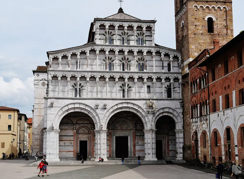 L'arcivescovo Giulietti chiude la visita pastorale e consegna la lettera "La città dalle 12 porte"