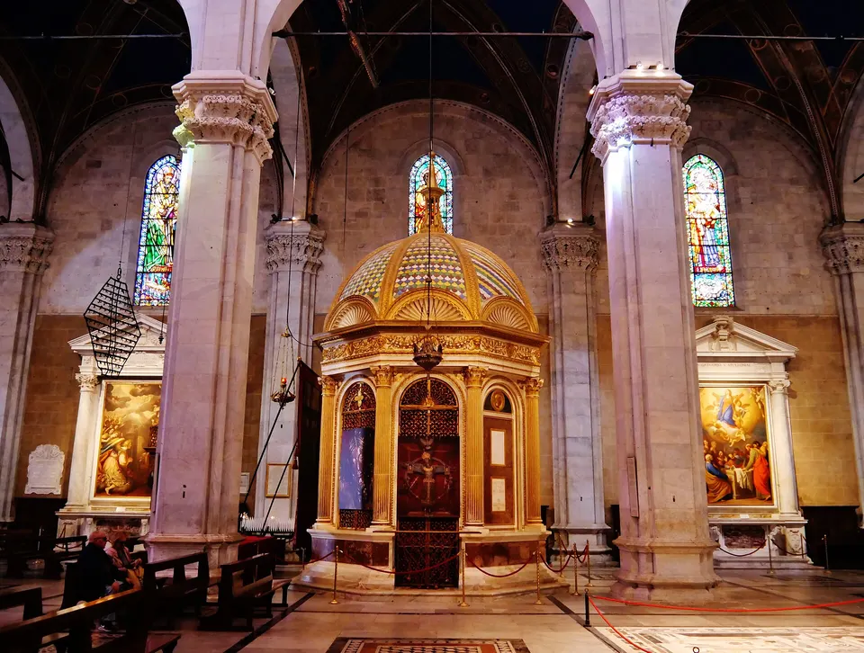 Lucca Cattedrale di San Martino Interno Navata Tempietto del Volto Santo