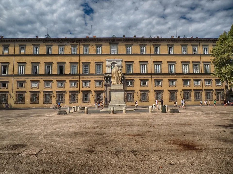 Piccioni e degrado vicino a piazza Napoleone, il Tar dà ragione al Comune di Lucca