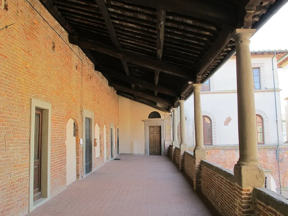 Altopascio, piazza ospitalieri, loggiato
