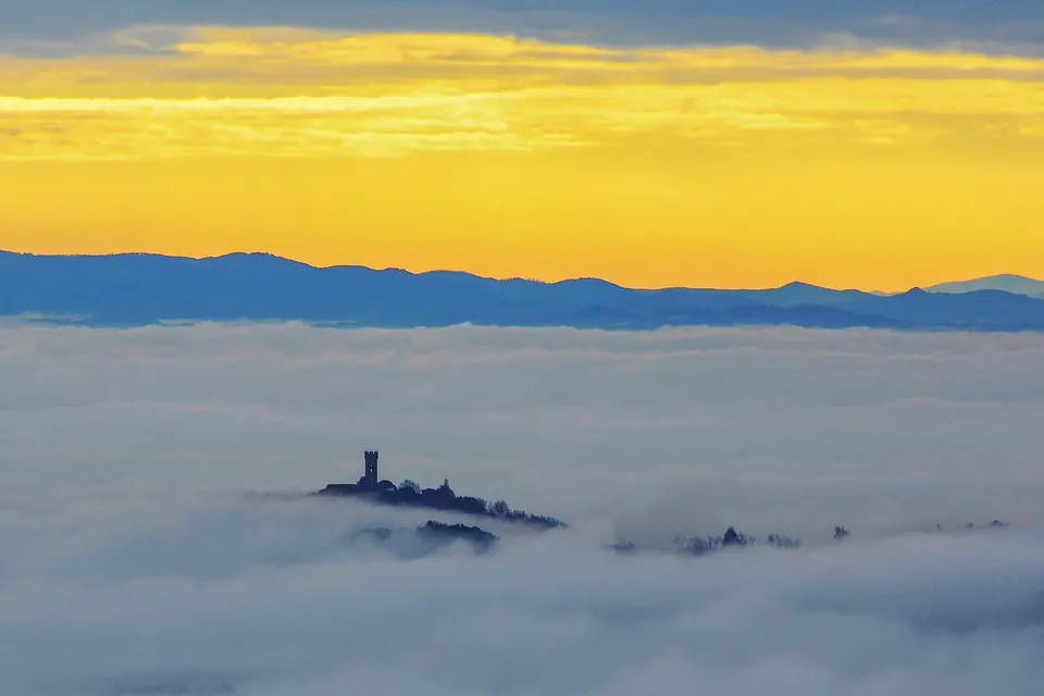 Vista all'alba su Montecarlo da Petrognano in una mattinata invernale
