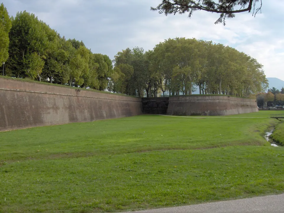 City walls; Lucca, Italy Own photo - photo made by Georges Jansoone on 10 October 2005