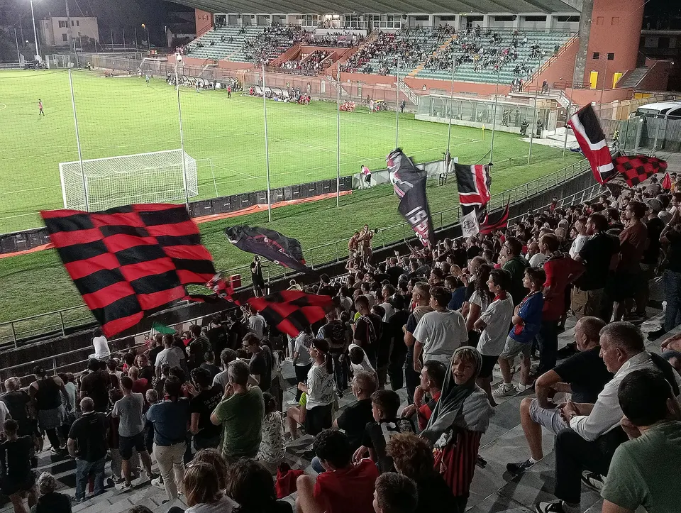 Curva Ovest di Lucca durante una partita