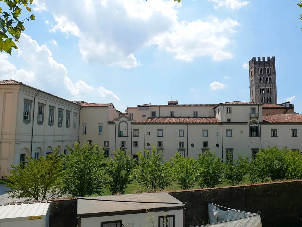 Lucca, Real Collegio dalla via delle Mura Urbane e campanile di San Frediano