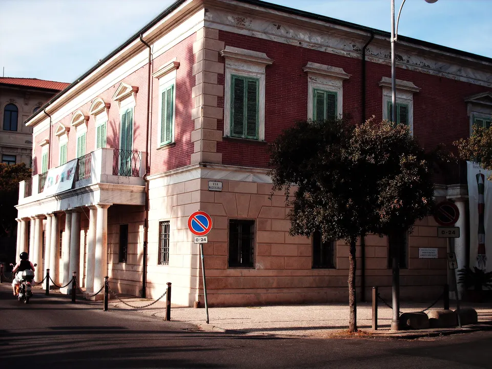 Foto della facciata esterna di Villa Paolina a Viareggio