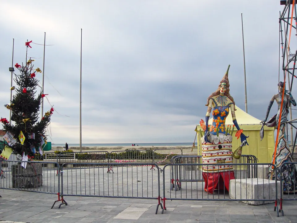 Albero di Natale e figure del Carnevale sul lungomare di Viareggio (Toscana)