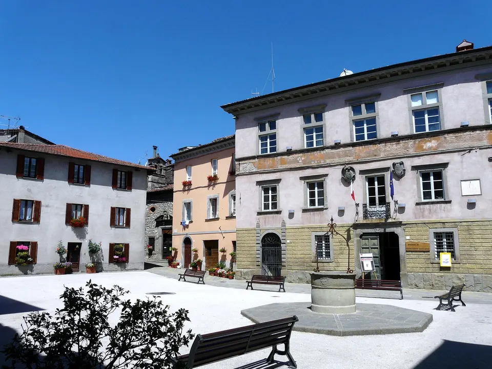 Piazza del municipio di Castiglione di Garfagnana, Toscana, Italia
