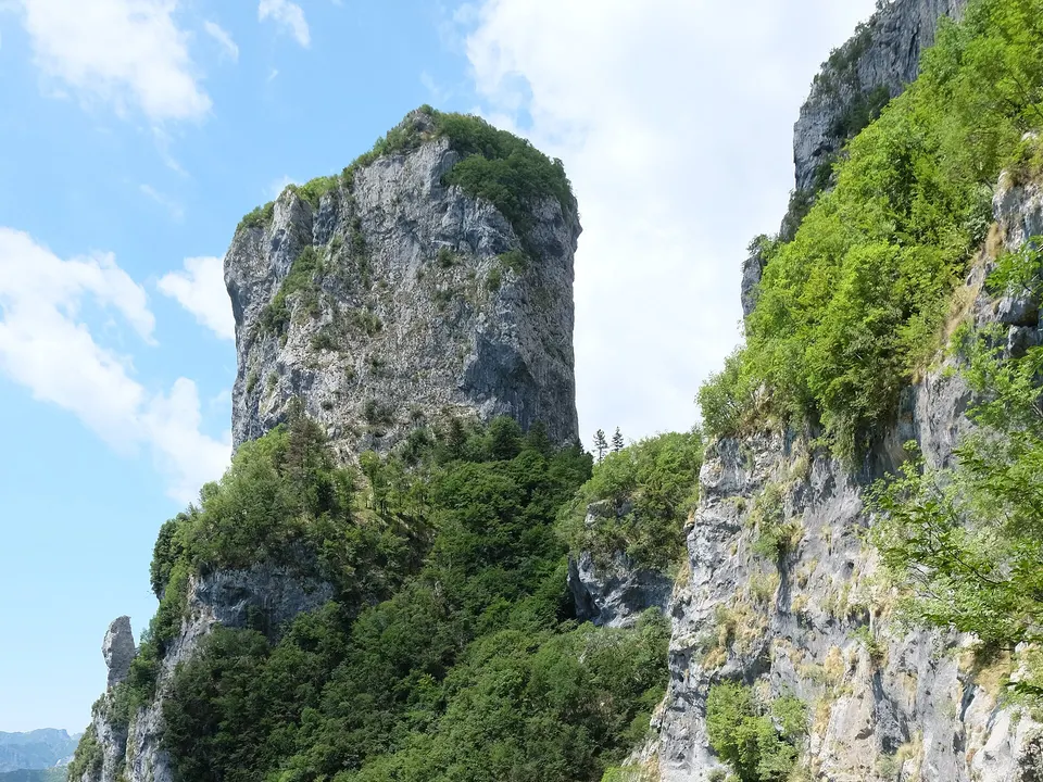 Monte Procinto (Alpi Apuane), visto dal sentiero n°5, che porta all'attacco della ferrata per raggiungerne la vetta.