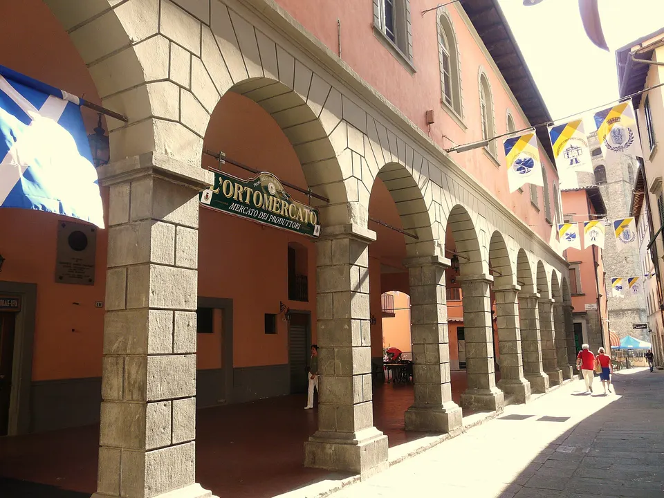Loggiato Porta, Castelnuovo di Garfagnana, Toscana, Italia