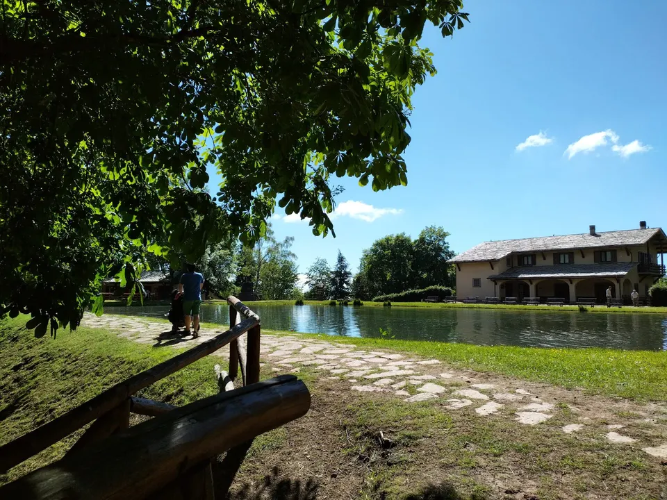 Scorcio di passeggiata montana con affaccio sul lago