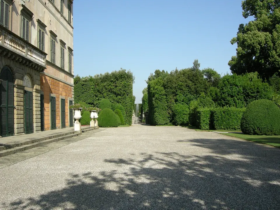 Entry forecourt and gardens — Villa Reale di Marlia.