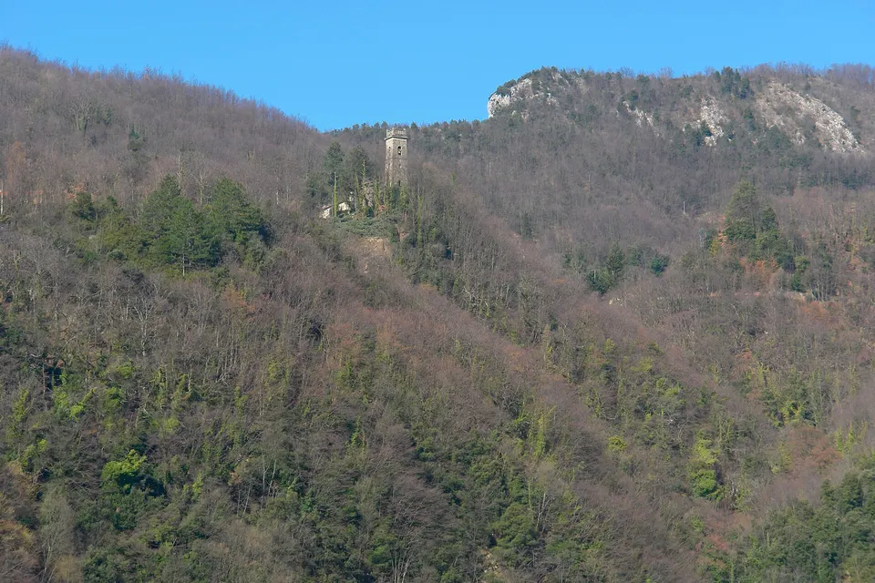 Sant' Anna di Stazzema, Blick vom Tal auf die Kirche und den Ort