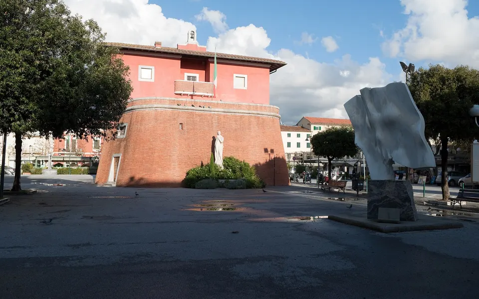 Vista del Fortino di Forte dei Marmi, lato Ovest, con scultura di arte moderna.