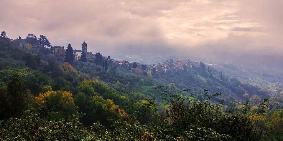 Il paese di San Gennaro visto dall'alto fotografato la prima mattina "libera"dopo le dure restrinzioni del Covid 2020