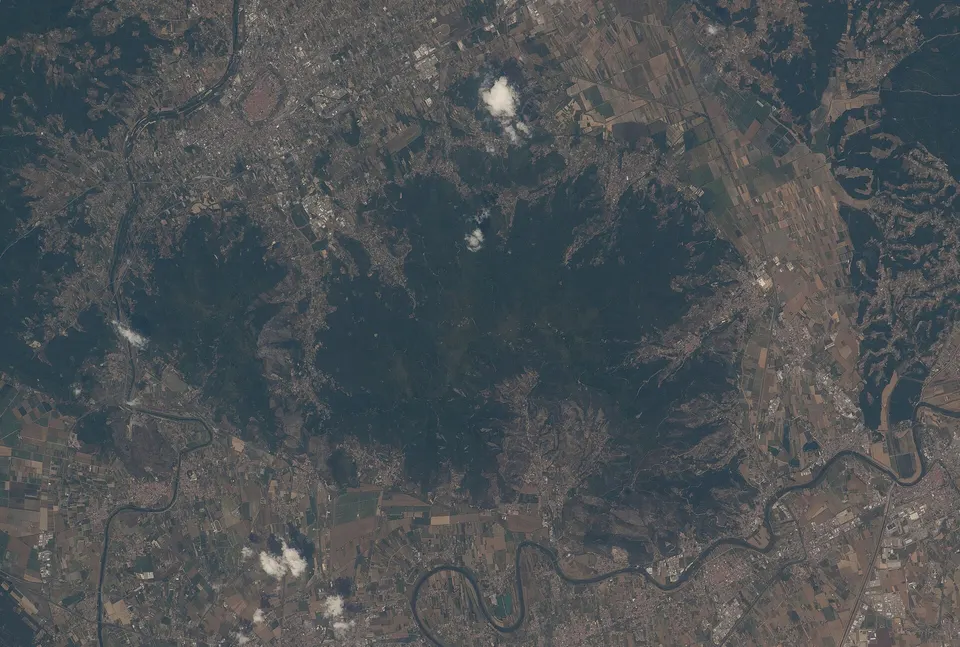 ISS067 E 148441 View of Italy Monti Pisani Arno river Serchio San Giuliano Terme Vecchiano Lucca Lago di Bientina valley Buti Vicopisano Pontedera Cascina Calci (cropped)