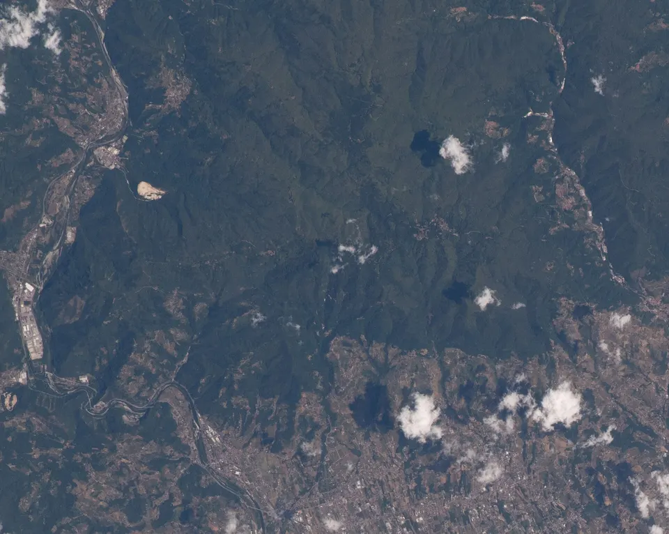 ISS067 E 153738 View of Italy Villa Basilica (Pescia) Pariana Boveglio Torrente Pescia di Collodi Capannori Matraia Tofori Monte Pietra Pertusa river Serchio Ponte a Moriano (Lucca) Borgo a Mozzano (cropped)
